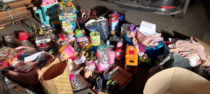 Zahlreiche Kinder haben ein Spielzeug abgegeben, um anderen Kindern eine Freude zu bereiten.