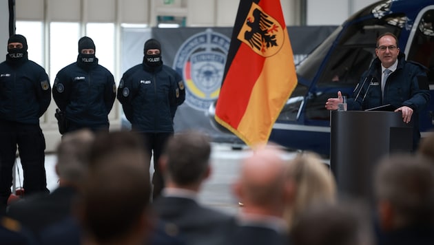 Innenminister Alexander Dobrindt mit seiner neuen Anti-Drohnen-Truppe in Ahrensfelde ...