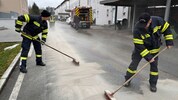 Die Feuerwehrleute mussten sich beim Entfernen der Ölspur blöd anraunzen lassen.