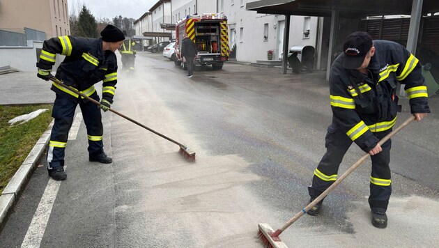 Die Feuerwehrleute mussten sich beim Entfernen der Ölspur blöd anraunzen lassen.