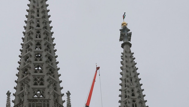 Beide Türme wurden illegal beflaggt.