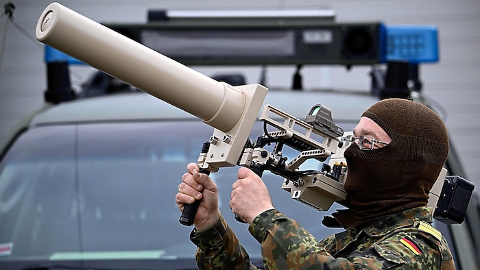 Ein Bundeswehrsoldat beim Test einer sogenannten Drohnenfaust, einer Störsenderwaffe