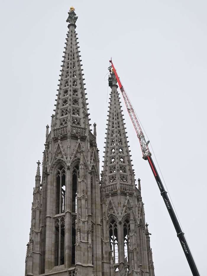 Nach 60 Stunden konnten die beiden Flaggen auf der Spitze der Votivkirche endlich demontiert ...