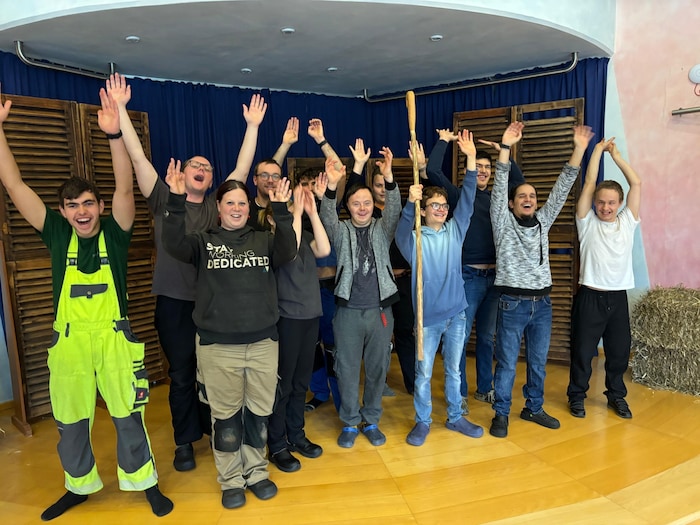 Die talentierten Darsteller freuen sich auf die Vorstellung.