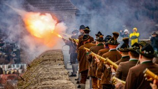 Das traditionelle Christkindlanschießen auf der Festung leitet die Feiertage ein.