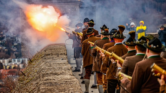 Das traditionelle Christkindlanschießen auf der Festung leitet die Feiertage ein.