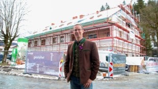 Bürgermeister Johannes Fürstaller freut sich über das lange geplante Schaberhaus (oben) mit ...