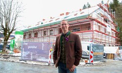 Bürgermeister Johannes Fürstaller freut sich über das lange geplante Schaberhaus (oben) mit ...