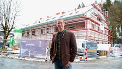 Bürgermeister Johannes Fürstaller freut sich über das lange geplante Schaberhaus (oben) mit ...