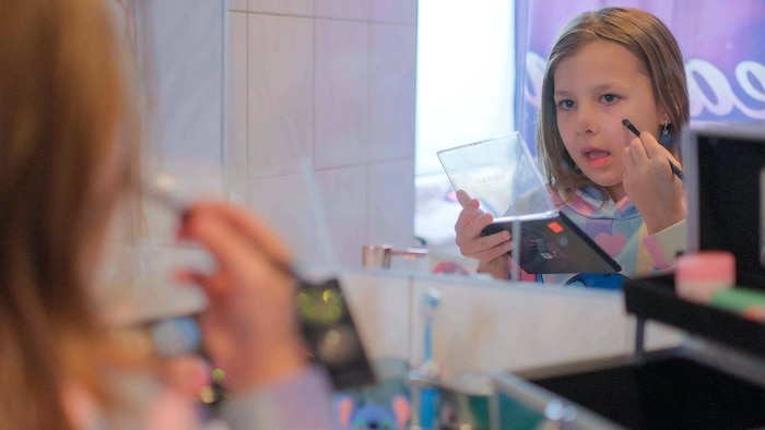 Die junge Dame liebt es auch schon, sich zu schminken. Für den Besuch der „Krone“ hübschte sie ...