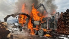 In Vollbrand stand der Häcksler-Wagen.