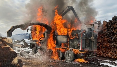 In Vollbrand stand der Häcksler-Wagen.