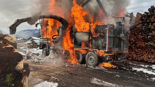 In Vollbrand stand der Häcksler-Wagen.