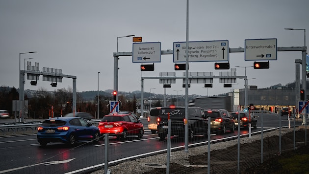 Die größte Ampel des Landes wird täglich von 20.000 Fahrzeugen befahren.