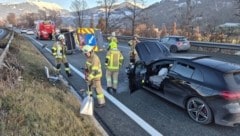 Der Pkw und der Warnanhänger wurden schwer beschädigt.