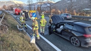 Der Pkw und der Warnanhänger wurden schwer beschädigt.