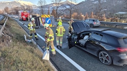 Der Pkw und der Warnanhänger wurden schwer beschädigt.