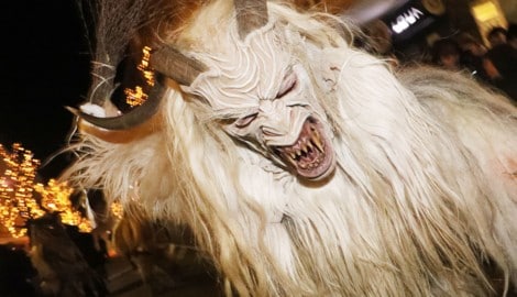 „Der Teufel ist los“, warnt sie eine Freundin. Dann fällt eine junge Frau den Perchten zum ...