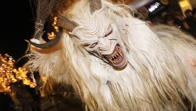 „Der Teufel ist los“, warnt sie eine Freundin. Dann fällt eine junge Frau den Perchten zum ...