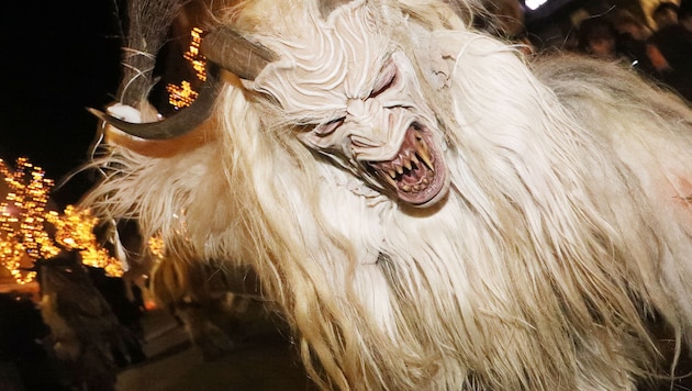 „Der Teufel ist los“, warnt sie eine Freundin. Dann fällt eine junge Frau den Perchten zum ...