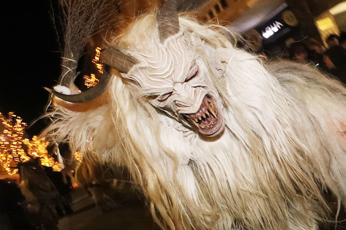 Ein junger Osttiroler saß wegen des Betrugs mit Krampusmasken (Symbolfoto) in Innsbruck vor ...