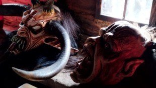 Krampusmasken werden in der Schmiede auf dem Areal des Freilichtmuseums in Maria Saal ...