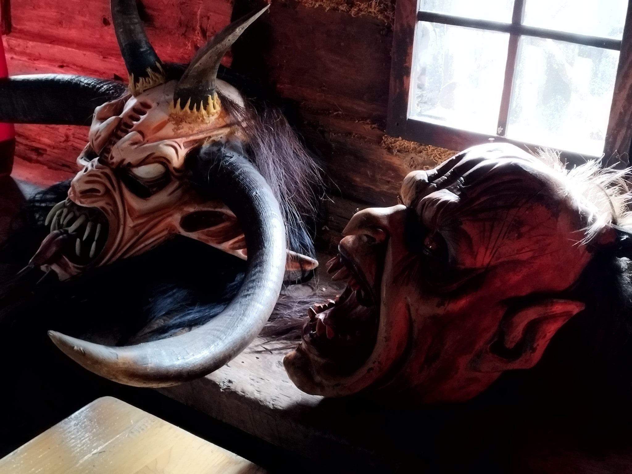 Krampusmasken werden in der Schmiede im Freilichtmuseum ausgestellt.