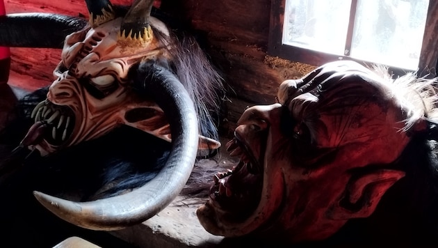 Krampusmasken werden in der Schmiede auf dem Areal des Freilichtmuseums in Maria Saal ...