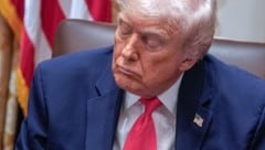 Trump schlief bei einer öffentlichen Kabinettssitzung ein.
