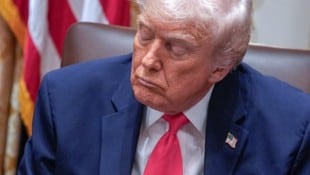 Trump schlief bei einer öffentlichen Kabinettssitzung ein.