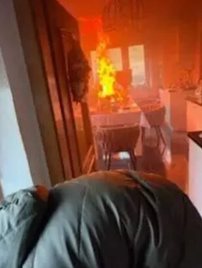 Küchenbrand in Wernberg: Zwei Feuerwehrleute in zivil und Feuerwehren mit Atemschutz konnten den ...