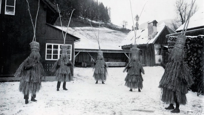 Die mit Stroh bedeckten Schabfiguren.