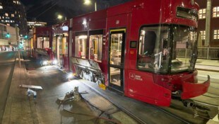 Die entgleiste Tram sorgte für Behinderungen.