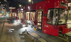 Die entgleiste Tram sorgte für Behinderungen.