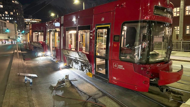 Die entgleiste Tram sorgte für Behinderungen.