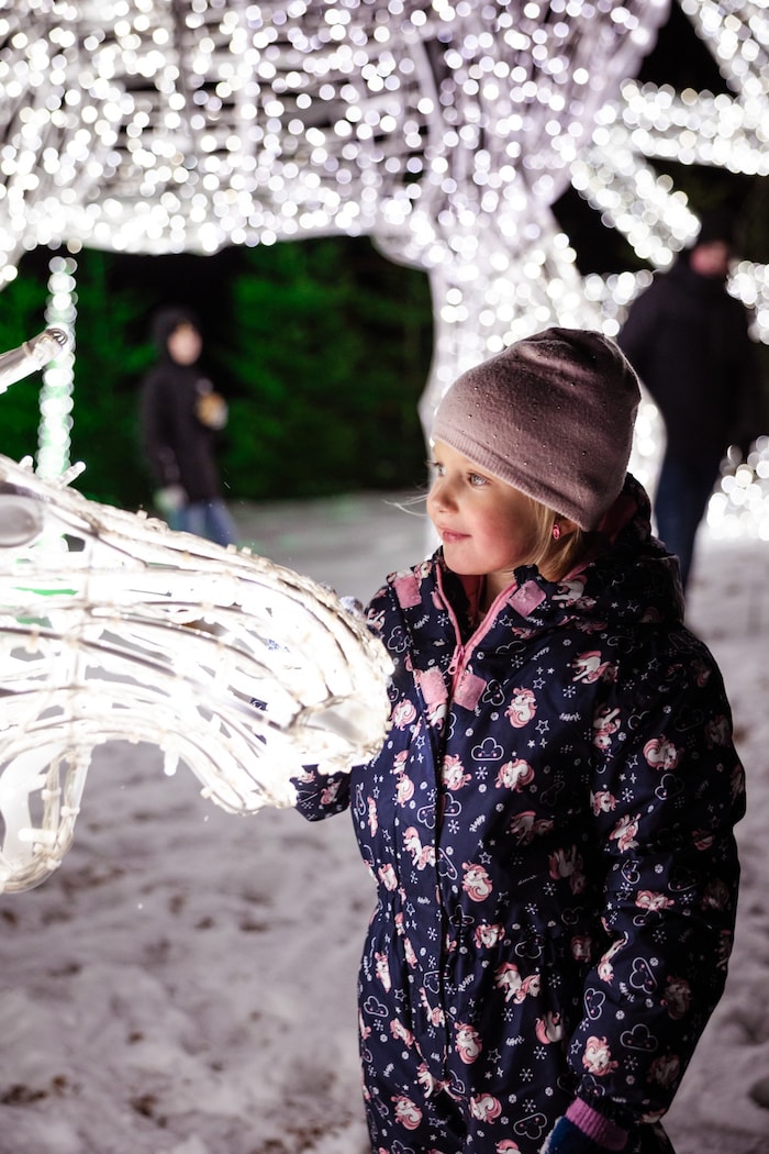 Glücklich funkelnde Kinderaugen beim Eis-Greissler