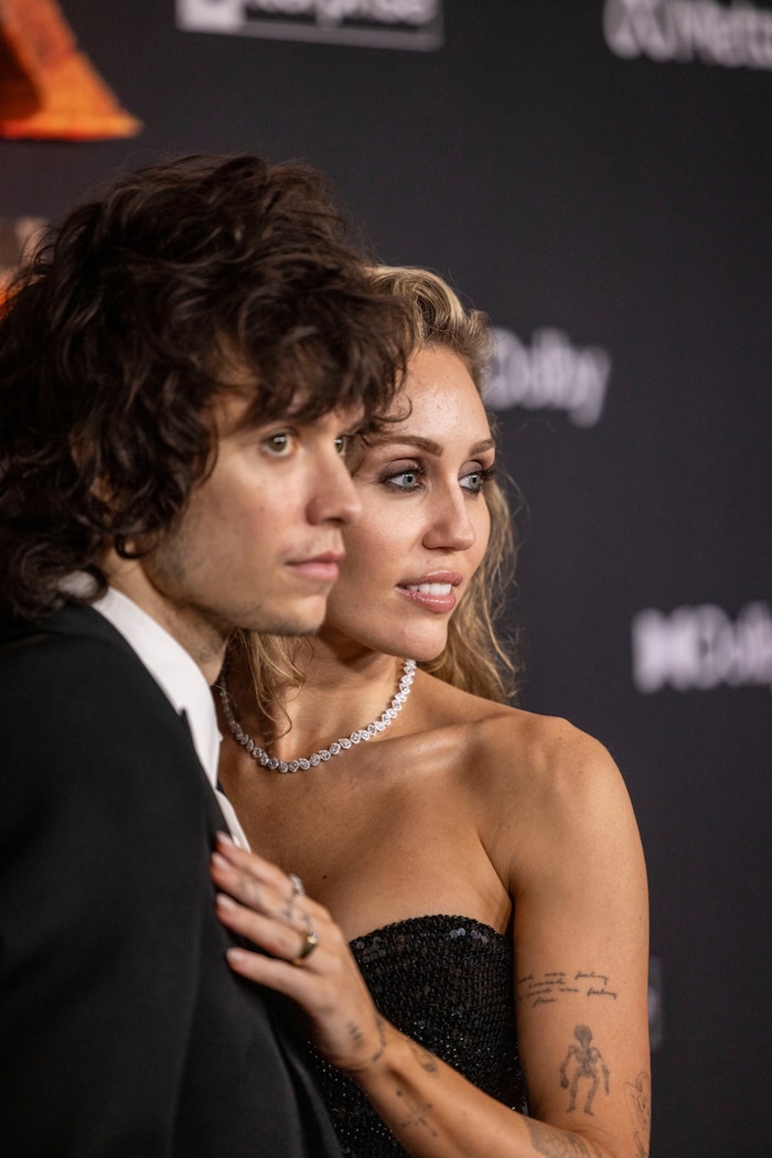 Der Goldring, den Miley Cyrus bei der Premiere von „Avatar: Fire and Ash“ am Finger trug, ist ...