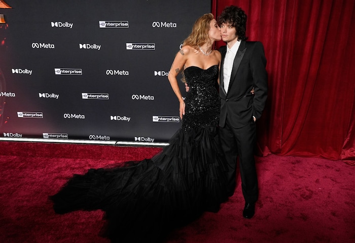 Ein Bussi für ihren Verlobten