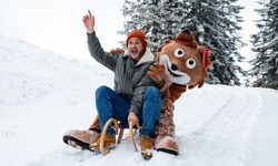 Gemeinsam mit Leseonkel Christian rodeln wir schnell wie der Blitz die Piste auf der Koralpe ...