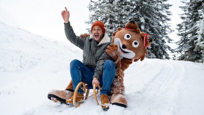 Gemeinsam mit Leseonkel Christian rodeln wir schnell wie der Blitz die Piste auf der Koralpe ...