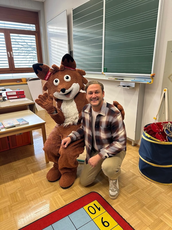 Sollen wir auch zu dir in deine Klasse kommen und vorlesen? Schreib eine E-Mail an: ...