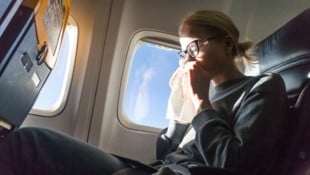 Matej Kastelic – stock.adobe.com Wer ein paar Dinge beachtet, kann das Ansteckungsrisiko im Flugzeug reduzieren.