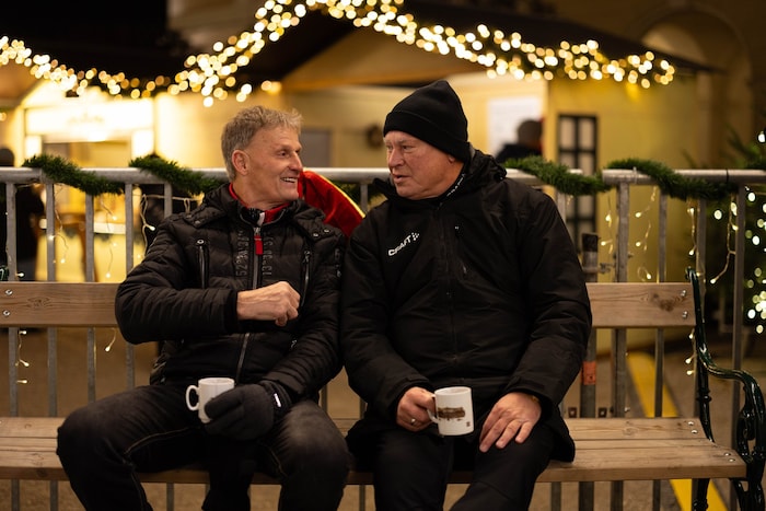 Toni Polster und Wolfgang Knaller beim Punschtrinken.