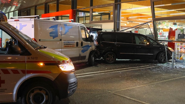 Ein Lenker kam von der Straße ab, erwischte ein anderes Auto, dieses erfasste die Kroatin (42).