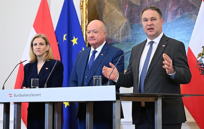 Außenministerin Beate Meinl-Reisinger (NEOS), Bundeskanzler Christian Stocker (ÖVP) und ...