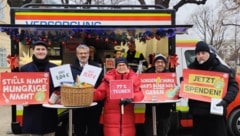 Kabarettist Hosea Ratschiller (links), Musiker Roman Gregory (2. von rechts) und Sänger Georgij ...