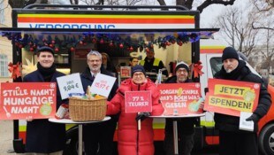 Kabarettist Hosea Ratschiller (links), Musiker Roman Gregory (2. von rechts) und Sänger Georgij ...