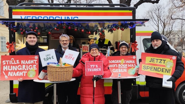 Kabarettist Hosea Ratschiller (links), Musiker Roman Gregory (2. von rechts) und Sänger Georgij ...