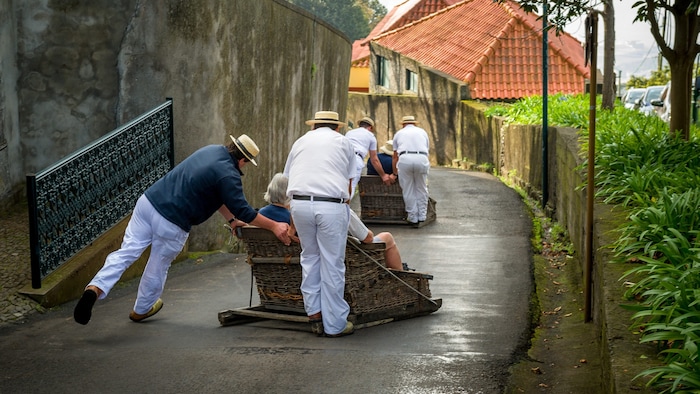 Die berühmten Korbschlitten von Monte: Talfahrt auf Holzkufen, gelenkt von Carreiros.