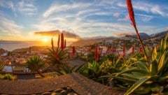 Der Archipel ist vulkanischen Ursprungs: Üppige Vegetation und atemberaubende Steilküsten prägen ...